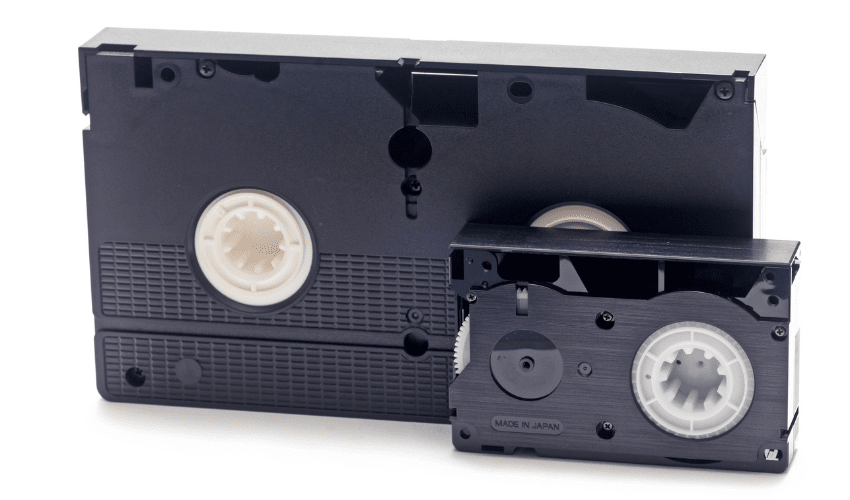 磁石を使ってビデオテープの映像にノイズを加える