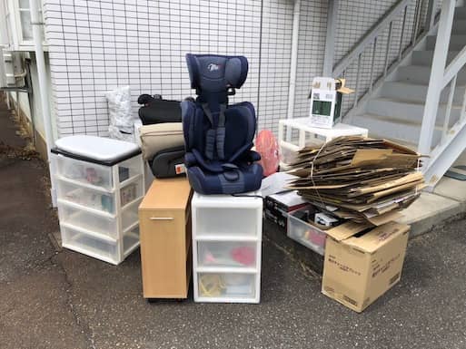 山形県鶴岡市のT様 – 座椅子や収納棚の不用品回収事例
